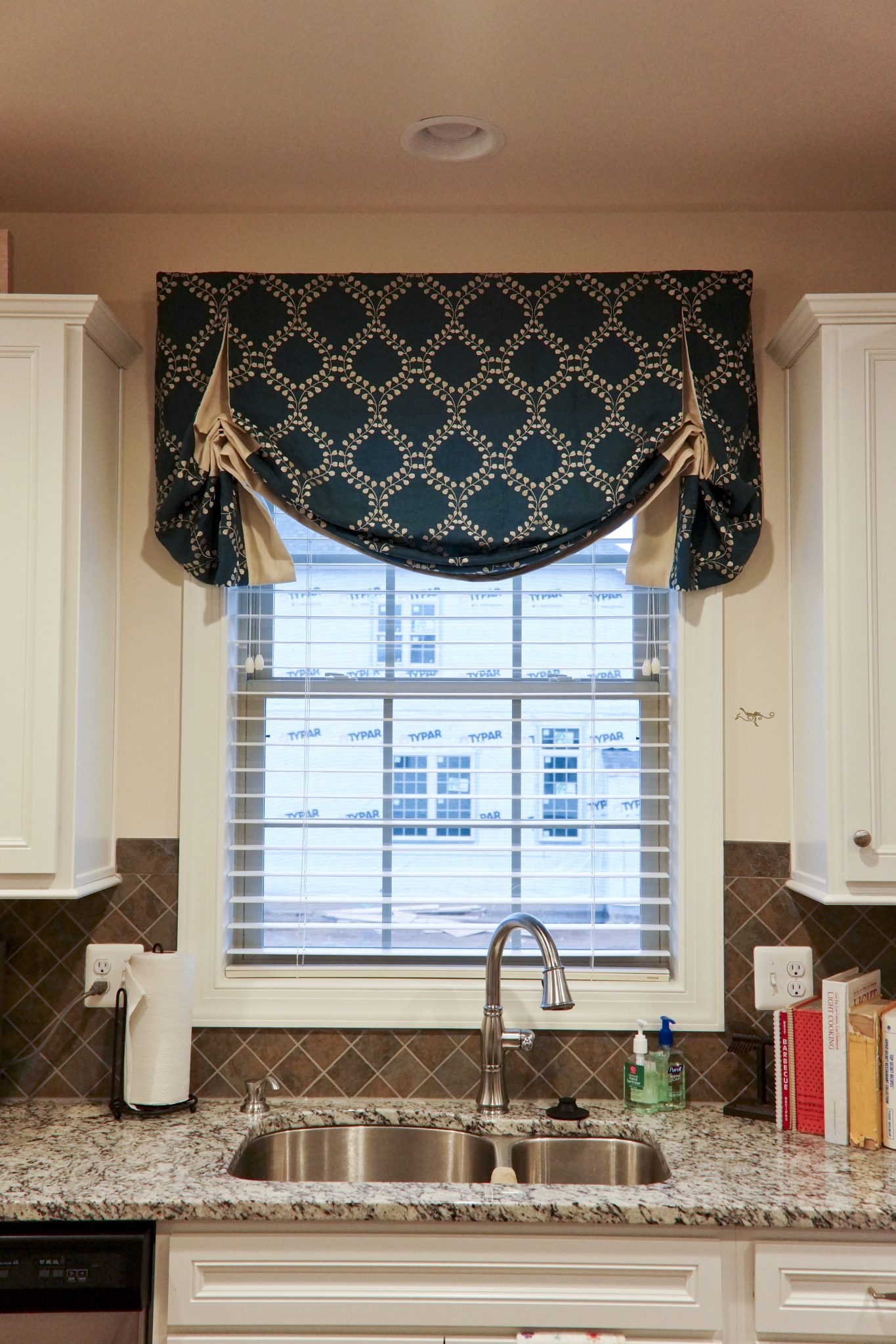 Shaped valance with contrast inserts